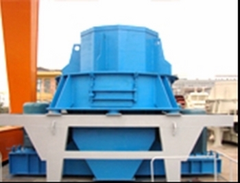 Máy nghiền hình thang MTM là một loại máy nghiền bột công nghiệp mang trình độ tiên tiến thế giới do chúng tôi tổ chức chuyên gia kỹ thuật và các nhân viên có liên quan công trình thông qua thiết kế, thử nghiệm và cải thiện trên cơ sở kinh nghiệm nghiên cứu chế tạo máy nghiền bột trong nhiều năm qua. Loại máy này đã áp dụng nhiều hạng mục kỹ thuật về máy nghiền bột thuộc quyền phát minh sáng chế quốc gia như mặt công tác hình thang, đầu nối mềm, lô cán liên động tăng áp, hoàn toàn khắc phục được những khuyết tật của loại máy nghiền truyền thống như các phạm vi sử dụng, sản lượng, độ mịn, hao tổn năng lượng và tuổi thọ sử dụng...vv.. máy này cũng là được thay thế với máy nghiền truyền thống.

Trong thiết kế loại máy này đã tính đến việc khử lưu huỳnh chế bột, nên được phân phối với thiết bị khử lưu huỳnh. Vì thế đã trở thành thiết bị khử lưu huỳnh tốt nhất trong nước và nước ngoài. Máy này được mở rộng sử dụng tại các nghành hiện nay như: điện lực, khu mỏ, luyện kim, hoá chất, gang thép, vật liệu xây dựng và than..v.v.. mang lại lợi ích kinh tế và xã hội rất lớn.

Nguyên lý làm việc

   Qúa trình làm việc của máy nghiền hình T tốc độ trung bình MTM chủ yếu thông qua máy giảm tốc kéo trục lăn chính chuyển động, phần đầu trục lăn nối liền với cái giá treo trục lăn nghiền, trên giỏ đú lắp cú trang bị trục lăn nghiền và hình thành điểm tựa lắc. Trang bị trục lăn nghiền không chỉ quay quanh trục lăn trung tâm hồi chuyển, còn quay quanh cho vòng nghiền, trục lăn nghiền qua tác dụng ma sát để tự quay. Dưới giá treo của trục lăn nghiền lắp hệ thống dao cào, vị trí đặt tại bên dưới trục lăn nghiền, trong quá trình dao cào cùng quay với trục lăn nghiền đem vật liệu nạp vào giữa trục lăn nghiền và vòng nghiền, hình thành lớp lót liệu, lớp lót liệu đó chịu lực ly tâm (tức lực ép đùn) hướng ngoài khi trục lăn nghiền xoay tròn gây ra để đạt mục đích chế bột.

