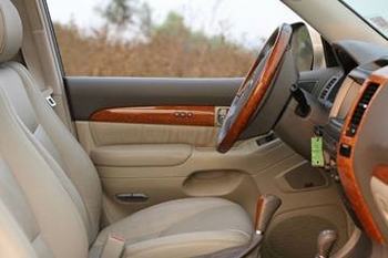 Trên các dòng xe hơi sang trọng hoặc Full options thường có nhiều chi tiết ốp gỗ, còn trên các dòng xe tầm trung thì thường chỉ là các chi tiết bằng nhựa màu đen hoặc màu bạc đơn điệu. Vì vậy nên nhiều chủ xe muốn ốp gỗ cho chiếc xe yêu quí của mình thêm phần sang trọng, lịch lãm và cá tính.
