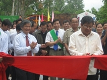 Ngày 29/4/2009, tại Phum AlongChrey, huyện Thala Brivatt, tỉnh Steung Treng – Cămpuchia, Tỉnh Steung Treng và Công ty liên doanh khoáng sản Steung Treng đã tổ chức buổi Lễ khánh thành và cắt băng thông xe tuyến đường bộ từ Bến đò Thala đến Phum AlongChrey. 