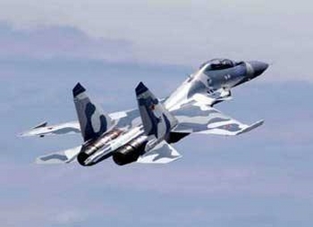 Tờ Vedomosti của Nga ngày 14/5 cho hay, từ năm 2010, Tập đoàn Xuất khẩu vũ khí Rosoboronoexport của nước này bắt đầu chuyển giao cho Việt Nam 12 máy bay tiêm kích Su-30MK2 theo một hợp đồng ký tháng 1/2009.
