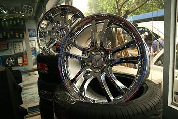 Có nhiều cách làm đẹp cho xe, nhưng cách đơn giản nhất giúp chiếc xe có một phong cách mới chính là “độ la-zăng. Với thị trường ô tô đang phát triển tại Việt Nam, không quá khó để chọn một bộ la-zăng hợp lý cả mẫu mã và giá thành
